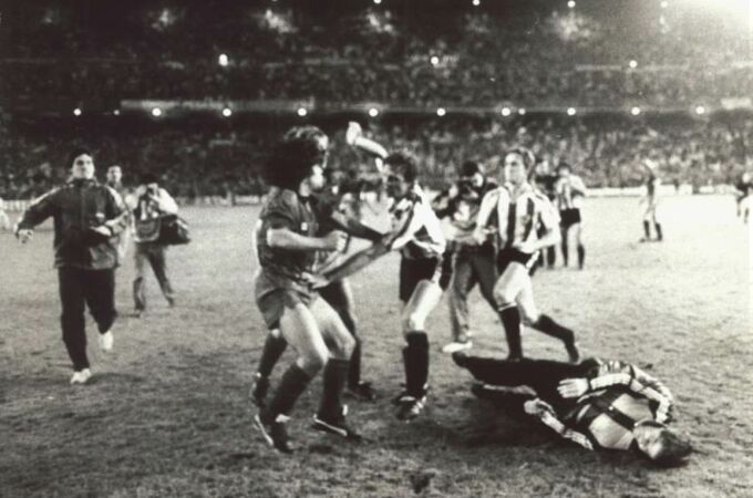 Maradona es perseguido por Núñez y De Andrés después de golpear a Sola, en el suelo con abrigo, tras la final de Copa del 84