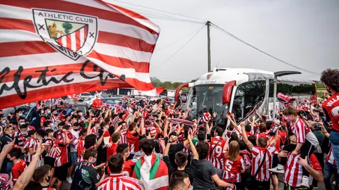 Cientos de aficionados han despedido al Athletic Club en Lezama