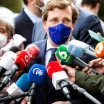 El portavoz nacional del PP y alcalde de Madrid, José Luis Martínez-Almeida, atiende a los medios de comunicación tras visitar una mesa informativa del PP de Madrid de cara a las elecciones que celebrará la Comunidad el próximo 4 de mayo