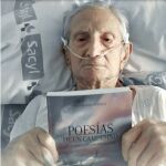 Victorino Murciego Merino, con el poemario entre sus manos en la cama del hospital