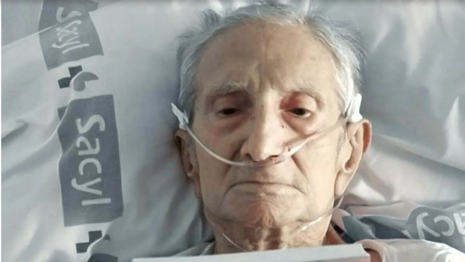 Victorino Murciego Merino, con el poemario entre sus manos en la cama del hospital