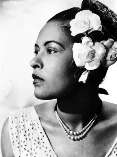 Con tan 10 años de edad, Billie Holiday fue violada, pero los tribunales la consideraron prostituta y desestimaron el caso.