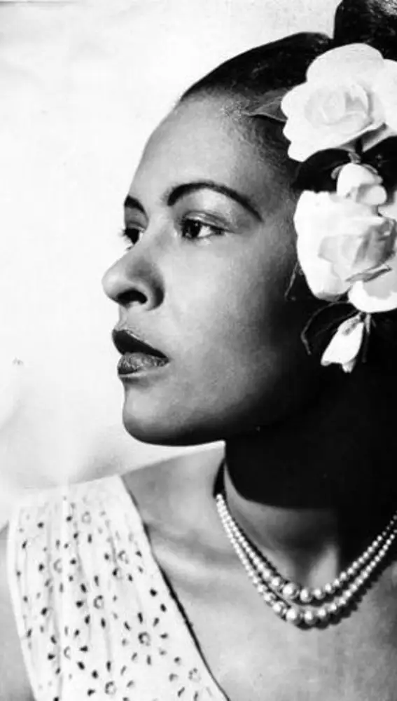 Con tan 10 años de edad, Billie Holiday fue violada, pero los tribunales la consideraron prostituta y desestimaron el caso.