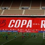 Los jugadores de la Real Sociedad, durante el entrenamiento en el estadio de La Cartuja de Sevilla el día anterior de la final de Copa contra el Athletic Club
