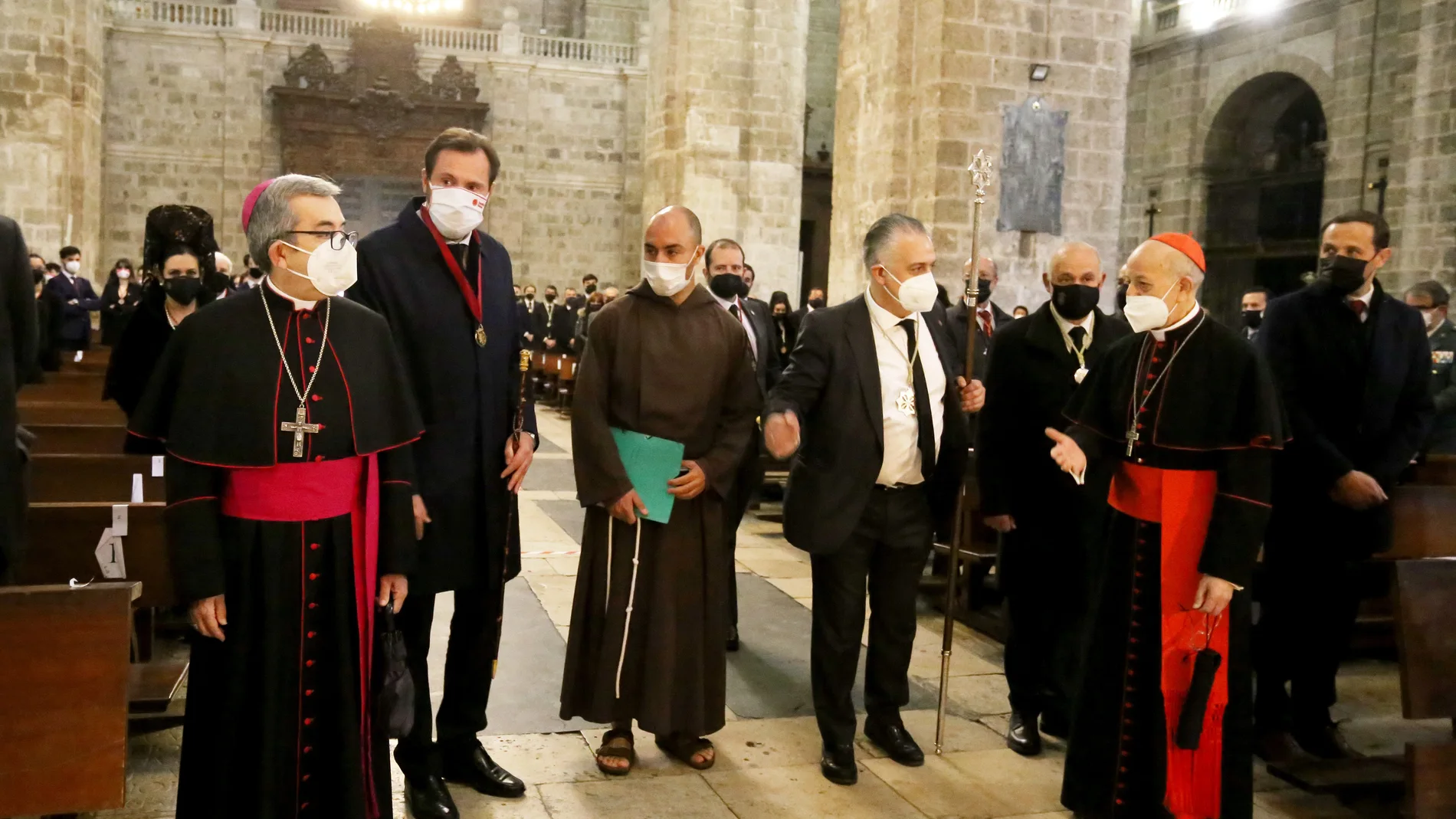 El pregonero, Víctor Herrero, junto al alcalde de Valladolid, Óscar Puente, el cardenal arzobispo Ricardo Blázquez u el obispo auxiliar de Valladolid, Luis Argüello