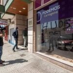 Pintada en la sede de Podemos en Cartagena tras ser atacada la semana pasada con un cóctel molotov, según un vídeo que ha subido a Twitter el secretario general nacional del partido, Pablo Iglesias, en el que atribuye el ataque al "terrorismo callejero de la ultraderecha"