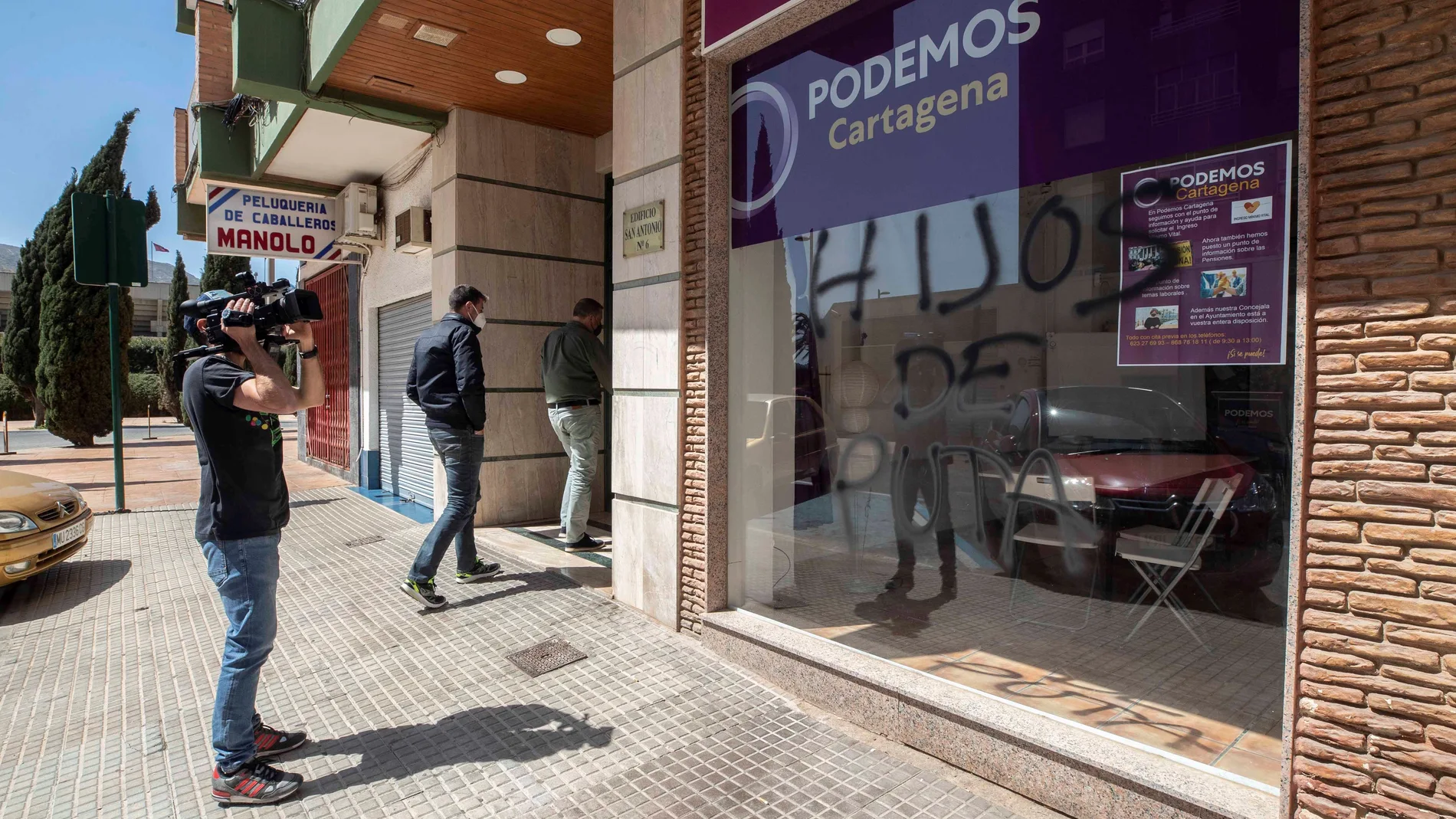 Pintada en la sede de Podemos en Cartagena tras ser atacada la semana pasada con un cóctel molotov, según un vídeo que ha subido a Twitter el secretario general nacional del partido, Pablo Iglesias, en el que atribuye el ataque al "terrorismo callejero de la ultraderecha"