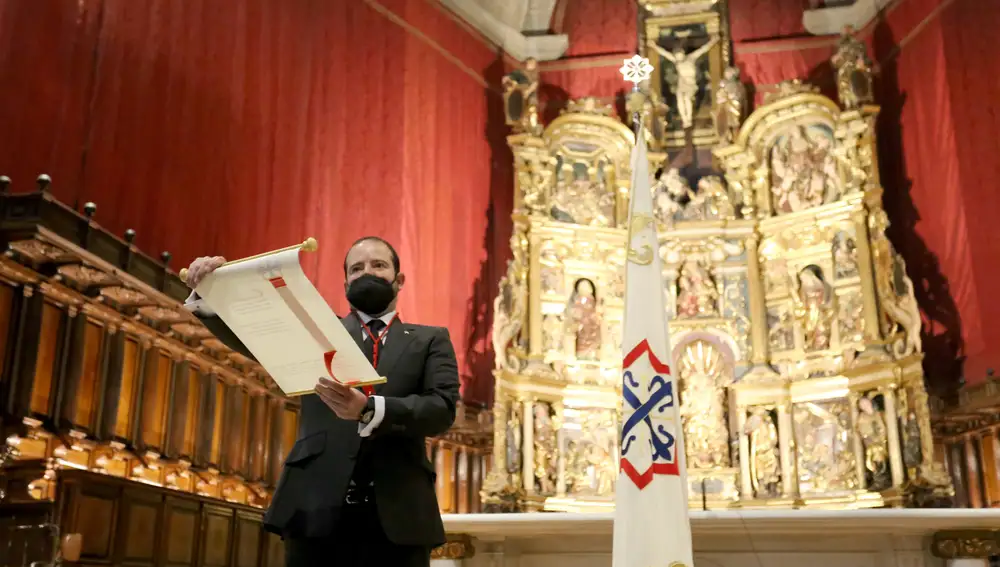 El pregonero Álvaro Gimeno anuncia la celebración del Sermón de las Siete Palabras