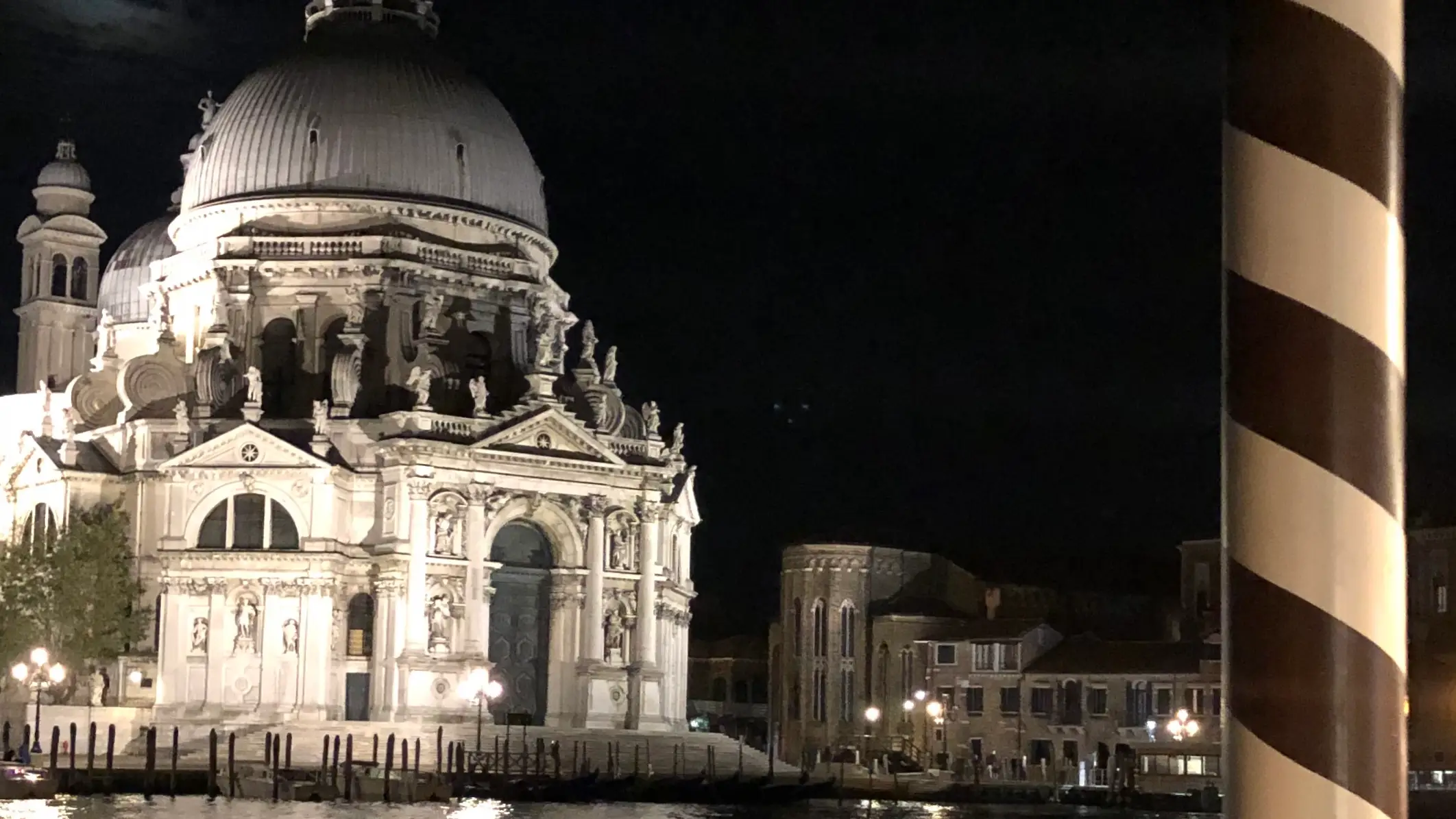 Iglesia de Santa María de la Salud que se construyó, al igual que la iglesia del Redentor y la iglesia de San Rocco, ex voto de los habitantes venecianos a causa de la peste que en 1630 diezmó la población