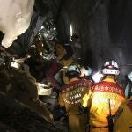 02 April 2021, Taiwan, Hualien: Rescue members of the Keelung City Fire Department search for people who are stranded and injured in compartments after a train carrying 490 people derailed in a tunnel north of Hualien, Taiwan. At least 66 were injured and 48 others were killed, according to Taiwan's National Fire Agency. Photo: Keelung City Fire Department/ZUMA Wire/dpaKeelung City Fire Department/ZUM / DPA02/04/2021 ONLY FOR USE IN SPAIN