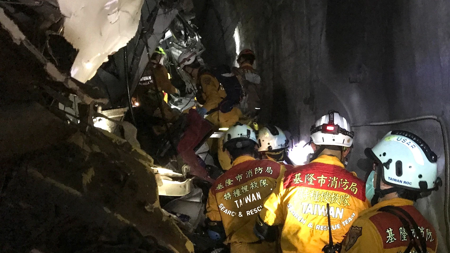 02 April 2021, Taiwan, Hualien: Rescue members of the Keelung City Fire Department search for people who are stranded and injured in compartments after a train carrying 490 people derailed in a tunnel north of Hualien, Taiwan. At least 66 were injured and 48 others were killed, according to Taiwan's National Fire Agency. Photo: Keelung City Fire Department/ZUMA Wire/dpaKeelung City Fire Department/ZUM / DPA02/04/2021 ONLY FOR USE IN SPAIN