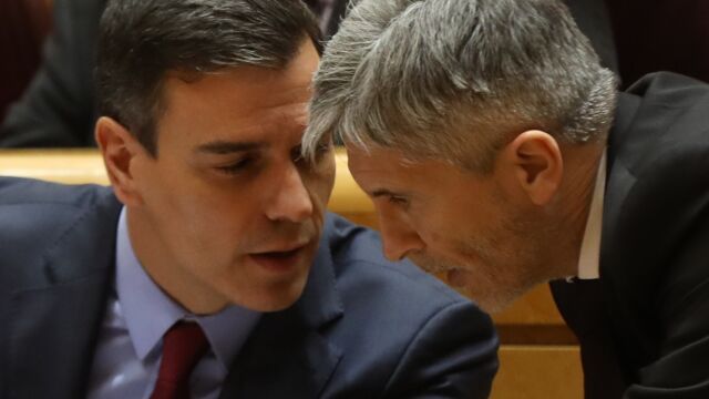 La decisión del cese del Pérez de los Cobos se tomó en Moncloa y en el Gobierno no van a dejar caer al titular de Interior. Dicen que la sentencia no es firme y defienden su potestad para destituir a cargos de confianza.