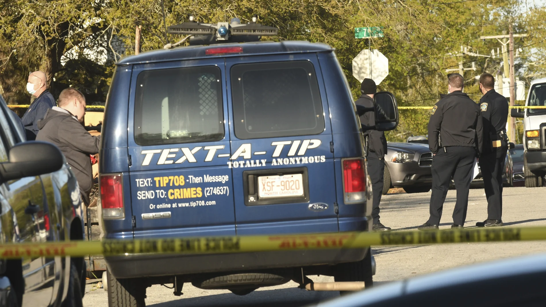 Las autoridades examinan la escena del tiroteo que tuvo lugar en Wilmington, EE UU