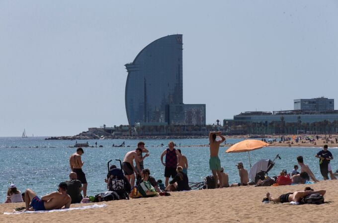 Vista de la playa de la Barceloneta en Barcelona