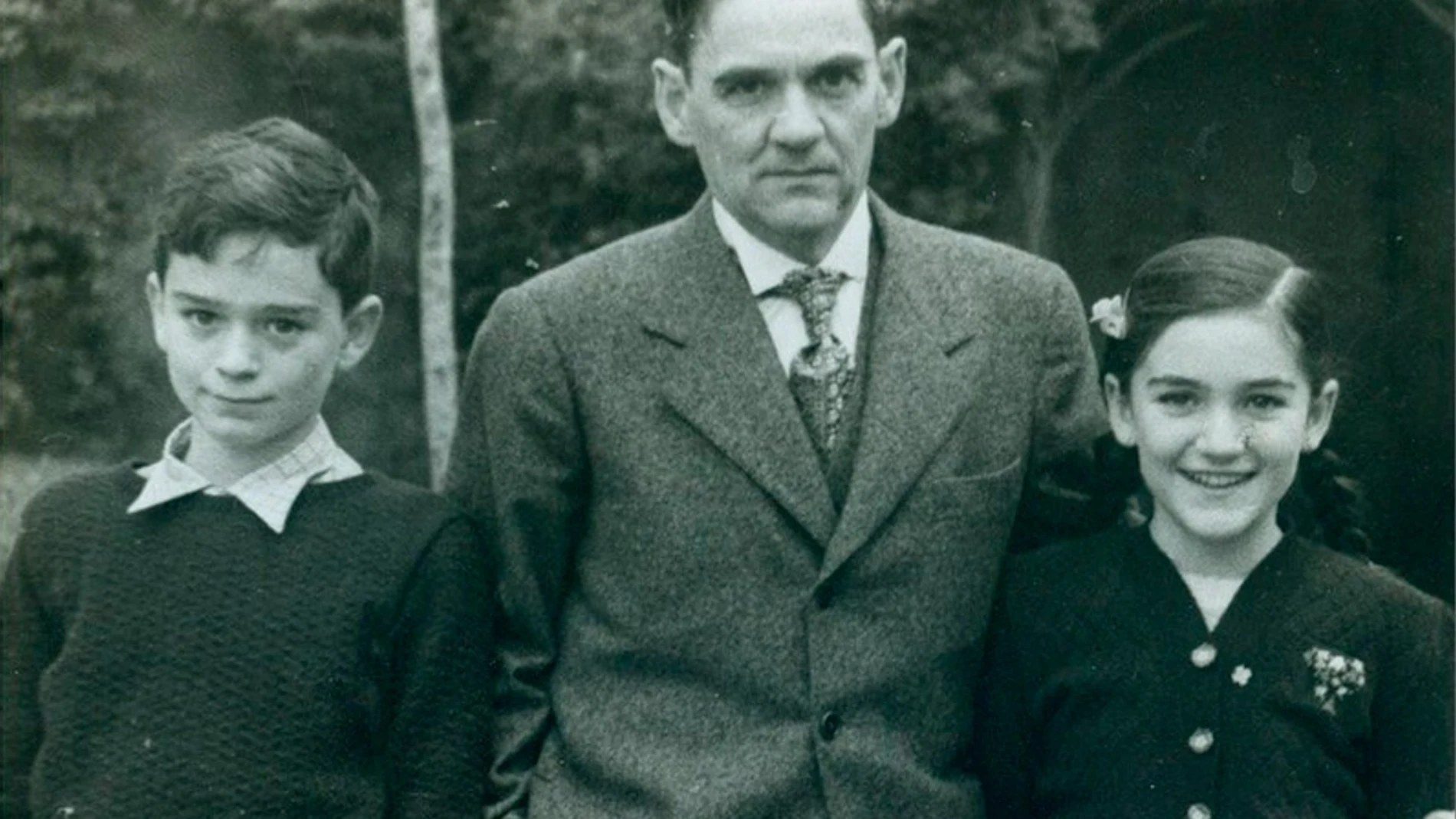 Una imagen de Manuel Reventós Bordoy entre sus hijos Joan y Maria Victòria