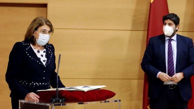 La consejera de Educación y Cultura, Mabel Campuzano, una de las personas de Vox, en el juramento de su cargo ante el presidente de la Región de Murcia, Fernando López Miras, durante el acto de toma de posesión en el Palacio de San Esteban