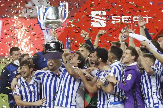 Los jugadores de la Real Sociedad, con el trofeo de la Copa del Rey que ganaron al Athletic Club en un histórico derbi vasco