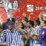 Los jugadores de la Real Sociedad, con el trofeo de la Copa del Rey que ganaron al Athletic Club en un histórico derbi vasco