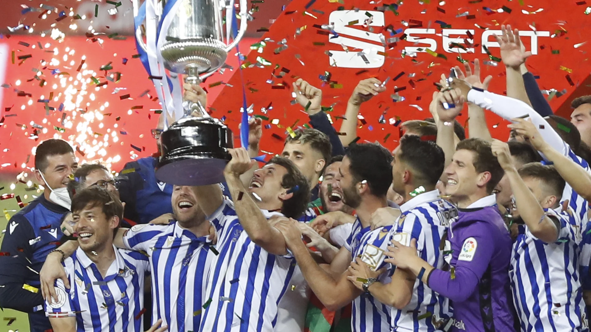 Los jugadores de la Real Sociedad, con el trofeo de la Copa del Rey que ganaron al Athletic Club en un histórico derbi vasco