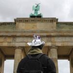 Un hombre frente a la Puerta de Brandemburgo de Berlín