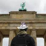 Un hombre frente a la Puerta de Brandemburgo de Berlín