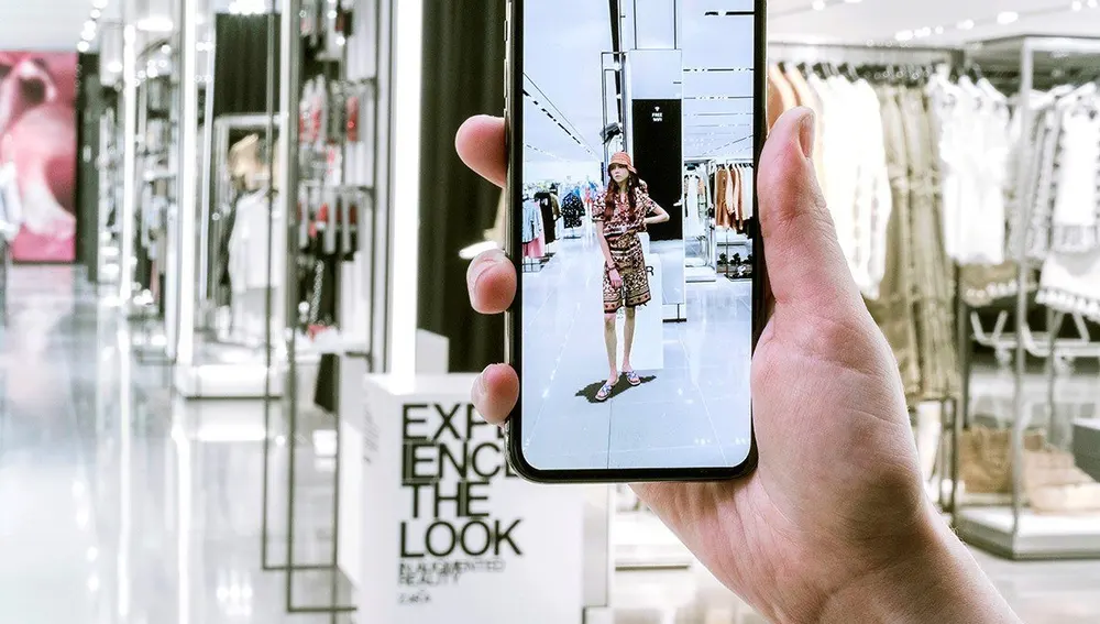 Nueva aplicación móvil de Inditex que permite al cliente apreciar, gracias a la realidad aumentada, cómo queda la prenda que está visualizando