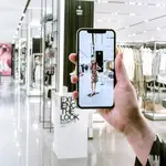 Nueva aplicación móvil de Inditex que permite al cliente apreciar, gracias a la realidad aumentada, cómo queda la prenda que está visualizando