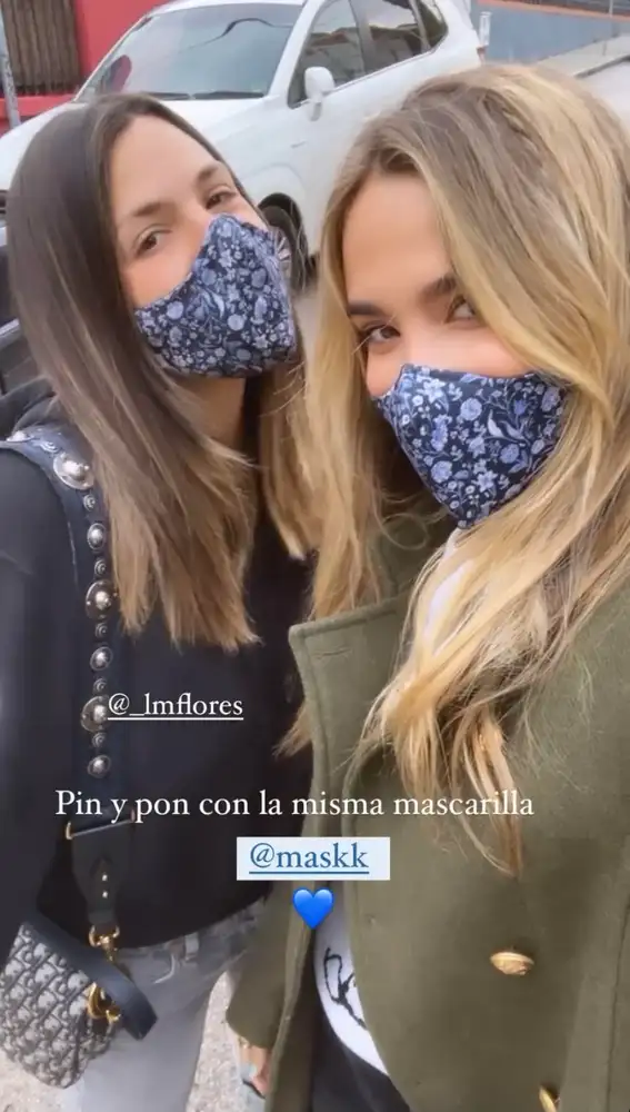 María Pombo y Laura Matamoros con la misma mascarilla.