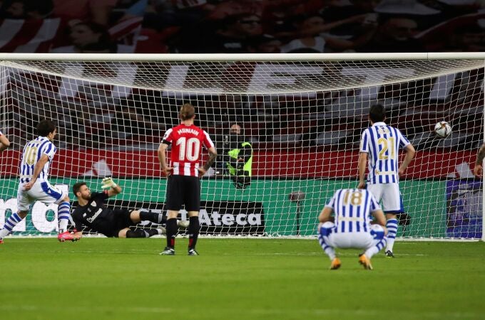 El penalti de Oyarzabal que dio el triunfo a la Real Sociedad en la final de la Copa del Rey ante el Athletic Club