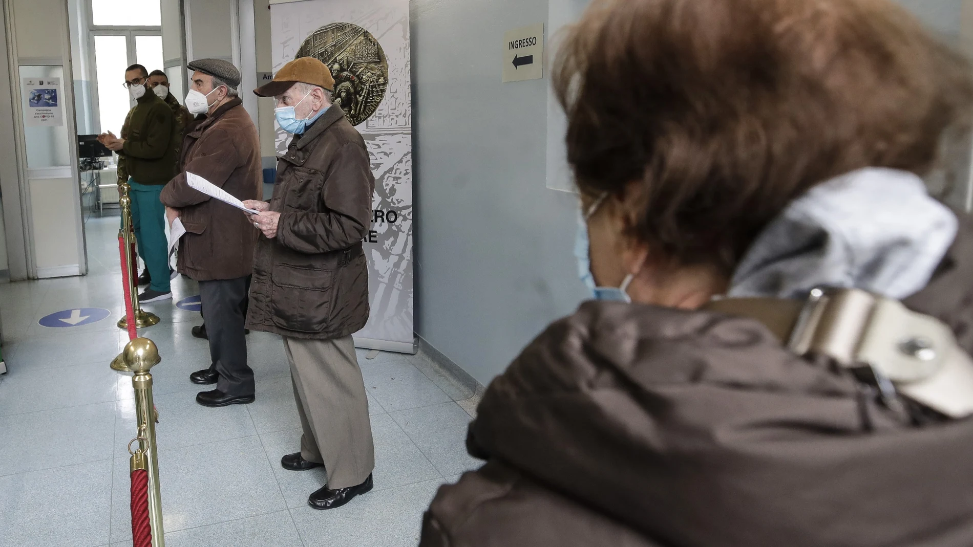 Un grupo de personas mayores de 80 años espera para poder ser vacunados contra la Covid-19