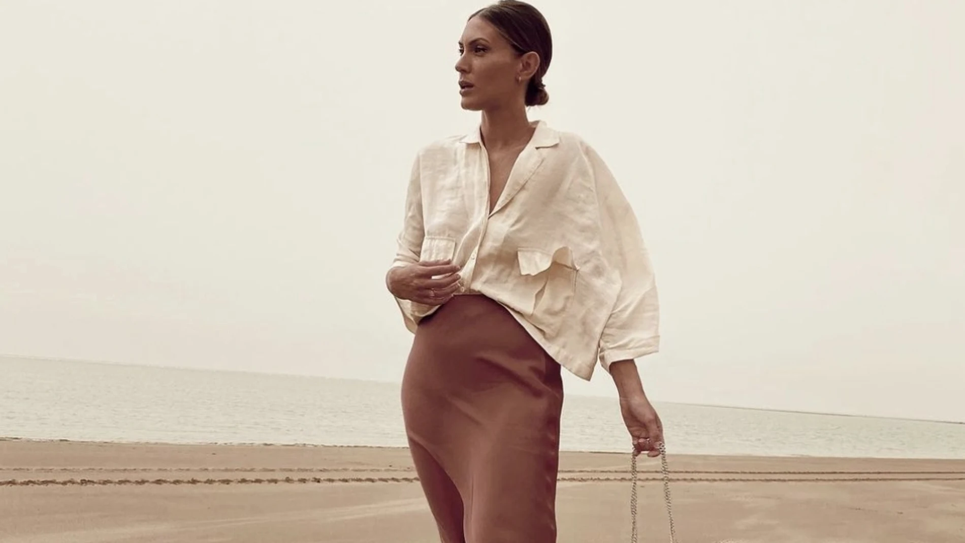 Carmen de la Cruz con falda satinada de Parfois/ Instagram @bridalada