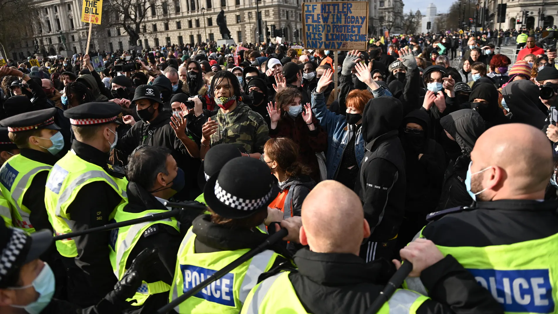 Más de 300 personas se han concentrado ya ante las Cámaras del Parlamento británico