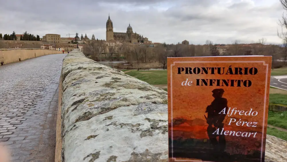 Edición brasileña de ‘Prontuario de Infinito’, sobre el Puente Romano de Salamanca