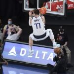 Luka Doncic machaca el aro de los New York Knicks
