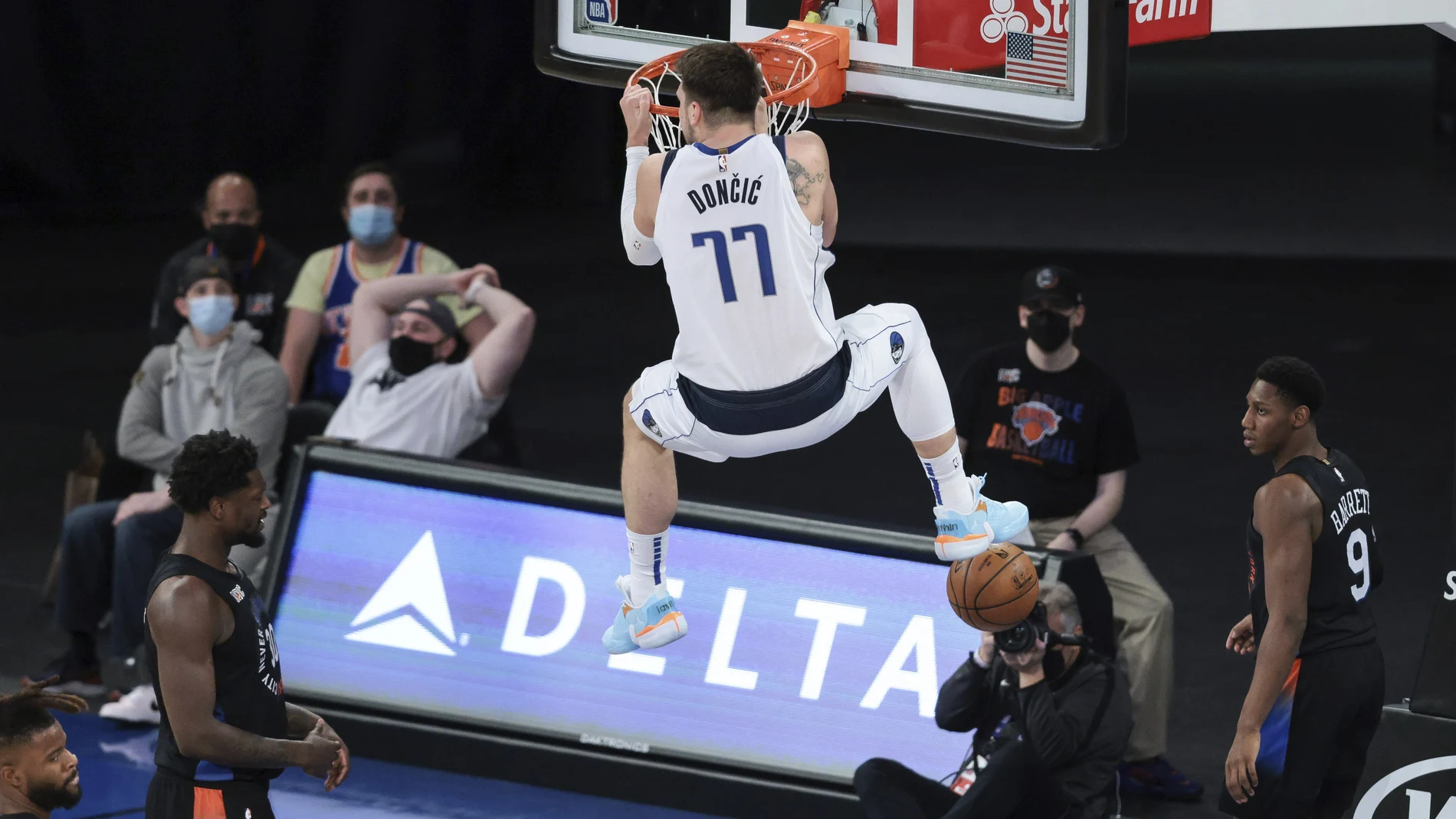 Luka Doncic machaca el aro de los New York Knicks