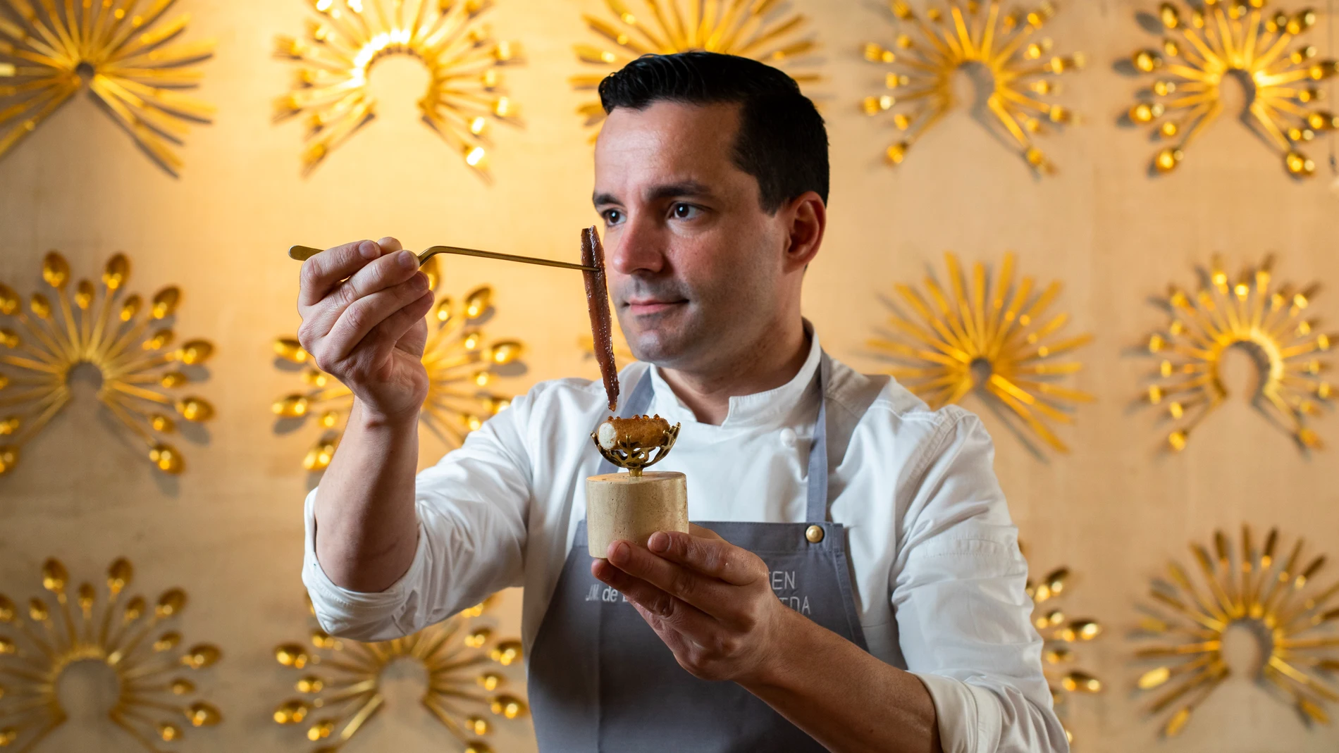 Entrevista de gastronomía al Chef José Manuel de Dios con su tapa de Anchoa en su restaurante de la calle Jorge Juan 8, La Bien Aparecía.