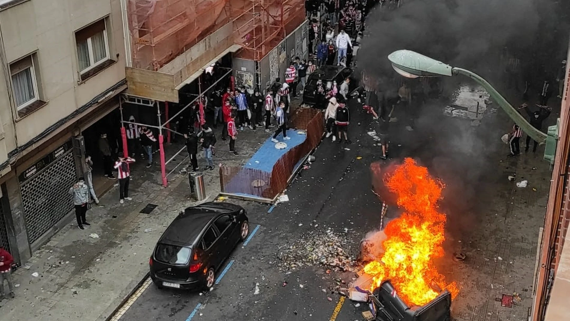 Aficionados del Athletic queman contenedores en Bilbao