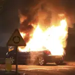 Incendio de un coche secuestrado en la rotonda de Cloughfern en Newtownabbey, Belfast, Irlanda del Norte, el sábado 3 de abril