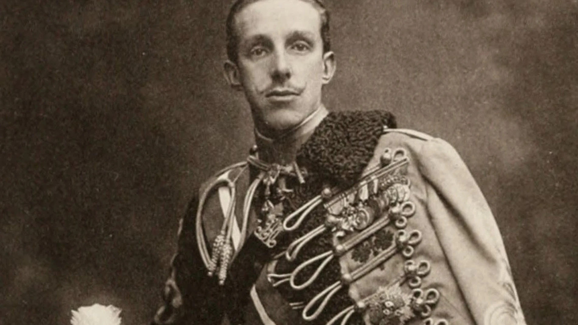 Reportaje de joyas del rey Alfonso XIII que sirvieron para financiar a  Franco