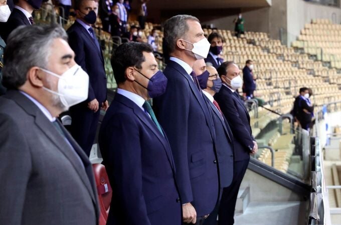 El rey Felipe VI acompañado por otras autoridades escuchan el himno nacional antes del inicio del la final de la Copa del Rey