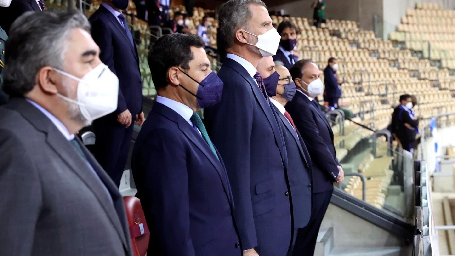 El rey Felipe VI acompañado por otras autoridades escuchan el himno nacional antes del inicio del la final de la Copa del Rey