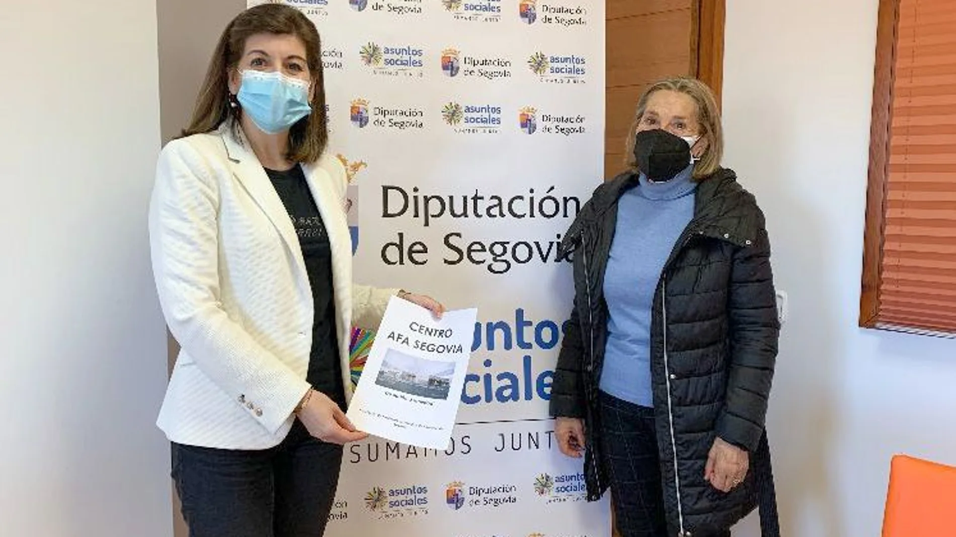 La presidenta de la Asociación de Familiares de Alzheimer de Segovia, Isabel Miranda, se reúne con la diputada de Asuntos Sociales, Azucena Suárez