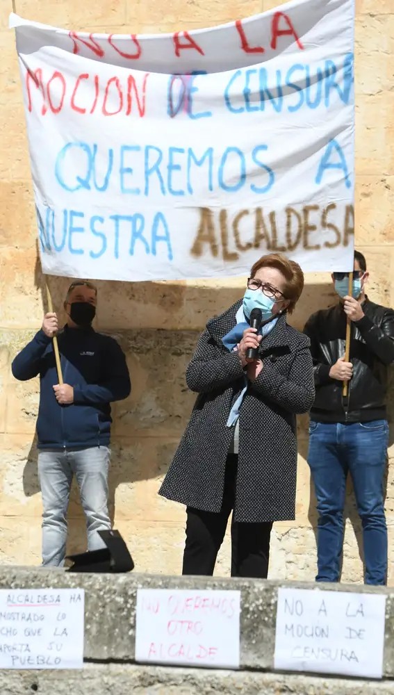 Concentración en Tórtoles de esgueva en defensa de Pilar Alejos, su alcaldesa