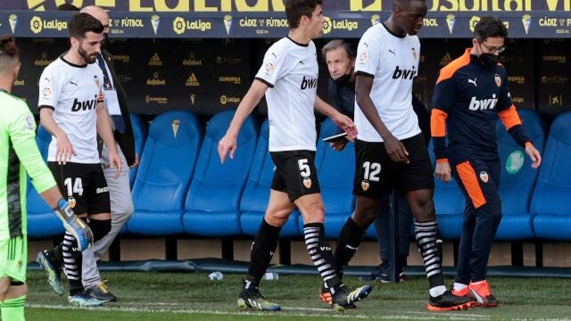 Los jugadores del Valencia abandonan el terreno de juego, durante el partido de Liga en Primera División ante el Cádiz, por el presunto insulto racista de Cala a Diakhaby