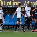 Los jugadores del Valencia abandonan el terreno de juego, durante el partido de Liga en Primera División ante el Cádiz, por el presunto insulto racista de Cala a Diakhaby