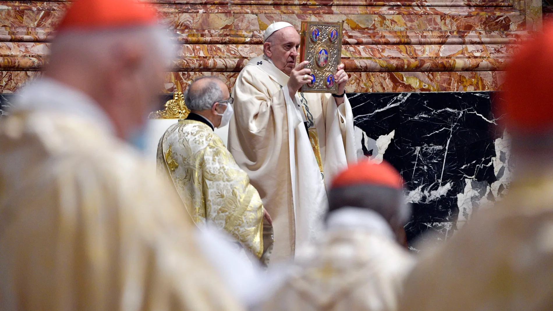 Imagen del Papa Francisco durante la ceremonia