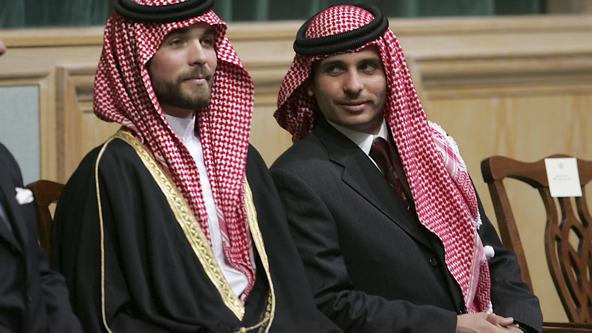 El príncipe Hamza Bin Al-Husseina la derecha, acusado de sedición, junto al príncipe Hashem Bin Al-Hussein