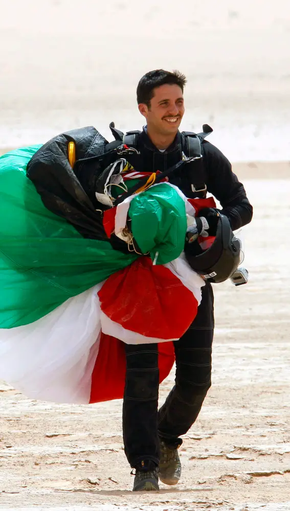 El ex príncipe heredero de Jordania Hamzah bin Al Husein después de un salto en paracaídas en el desierto de Wadi Rum, en el sur de Jordania, el 19 de abril de 2011