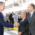 El Rey estrecha la mano al presidente de las Cortes y de la Fundación Castilla y León, Luis Fuentes, en una reciente visita a Valladolid