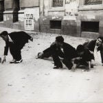 Jóvenes madrileños se refugian de los disparos durante el asedio de 1936